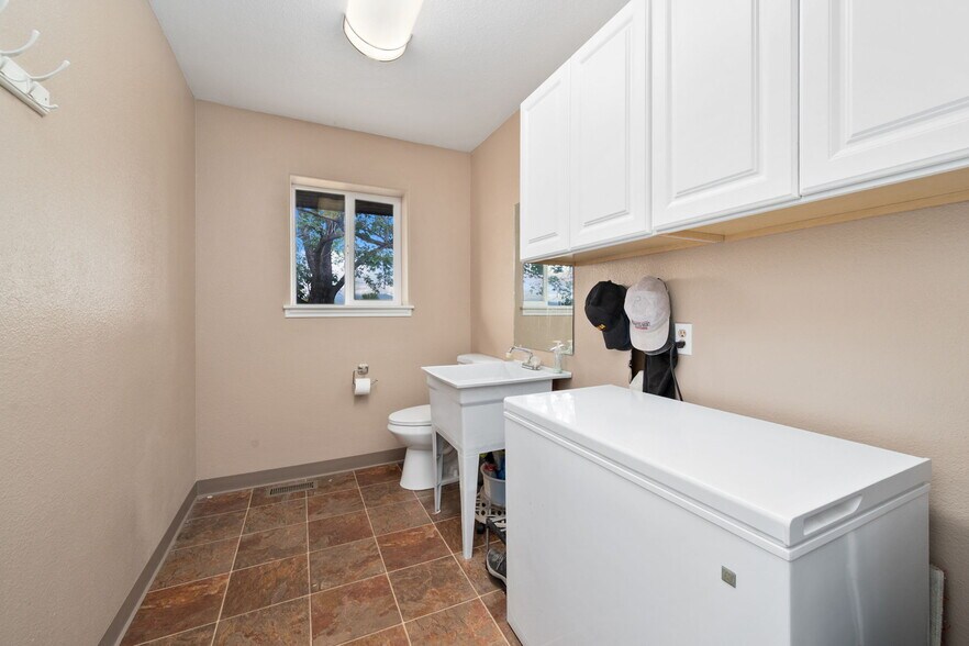 More Photos Of 13299 E County Line Rd, Longmont Flex For Sale