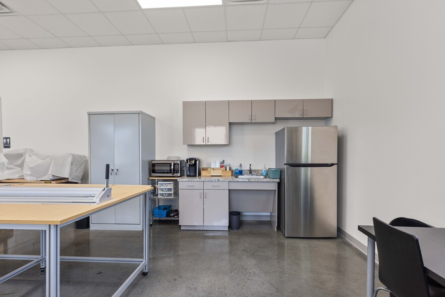 More Photos Of 220 Ibis St, Webster Showroom For Lease