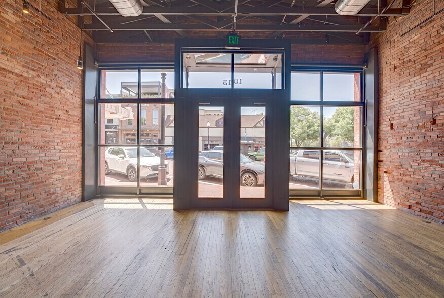 More Photos Of 1013 E 15th St, Plano Storefront For Sale