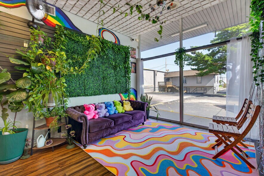 More Photos Of 1950 S Glenstone Ave, Springfield Storefront For Sale