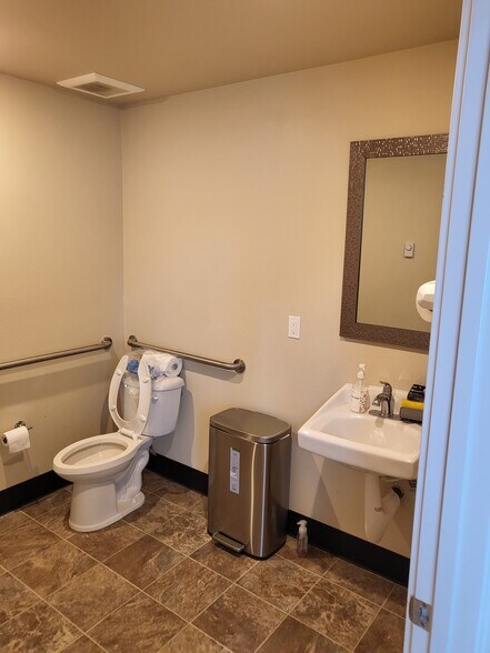 More Photos Of 13131 Mukilteo Speedway, Lynnwood Warehouse For Lease