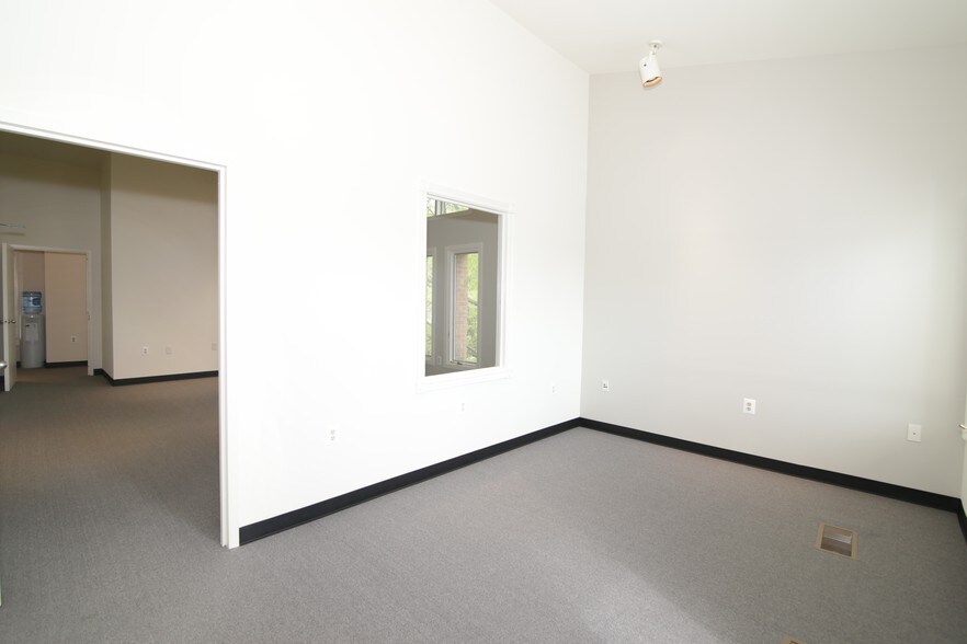 More Photos Of 9300-9306 Old Keene Mill Rd, Burke Loft Creative Space For Lease
