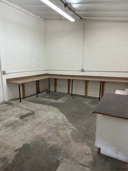 More Photos Of 212 W Magnolia Blvd, Burbank Light Distribution For Lease