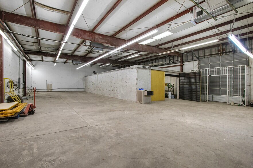 More Photos Of 6816 Larkwood Dr, Houston Industrial For Sale