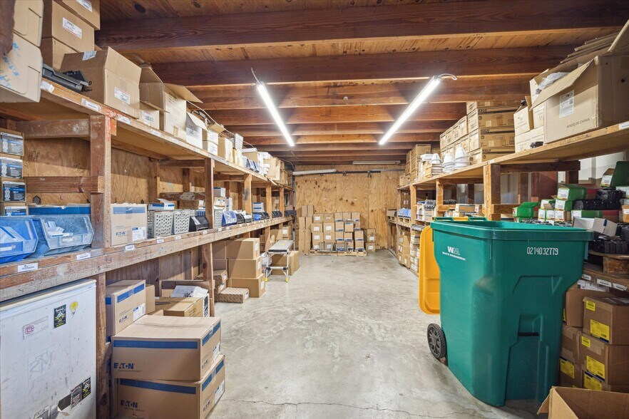 More Photos Of 615 Texas Ave, Webster Warehouse For Sale