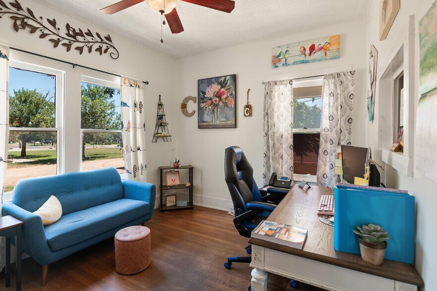 More Photos Of 1016 Main St, Kerrville Office For Sale