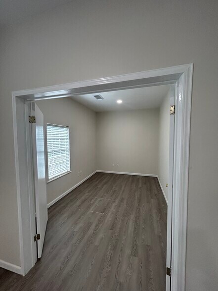 More Photos Of 420 W 19th St, Houston General Retail For Lease