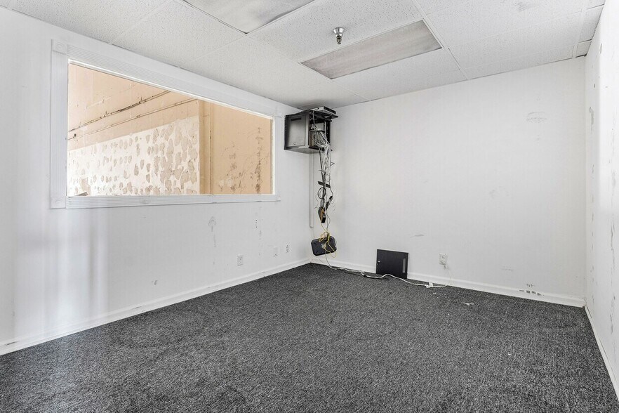 More Photos Of 1979 10th Ave N, Lake Worth Beach Light Distribution For Sale