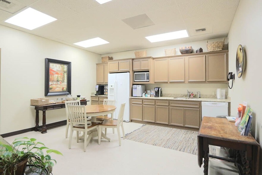 More Photos Of 2020 N Loop Fwy W, Houston Office For Lease