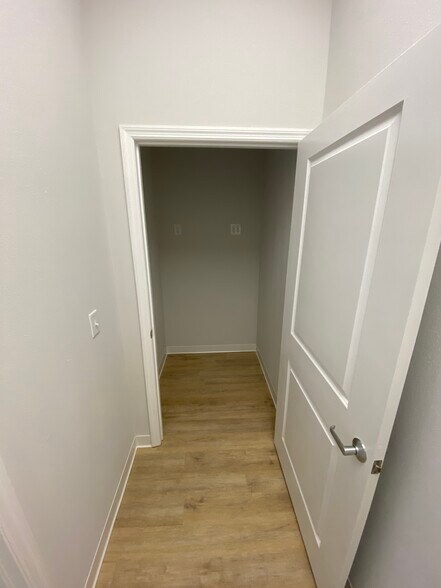 More Photos Of 665-677 S Kings Ave, Brandon Medical For Lease