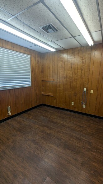 More Photos Of 2940 S WW White Rd, San Antonio Service For Lease