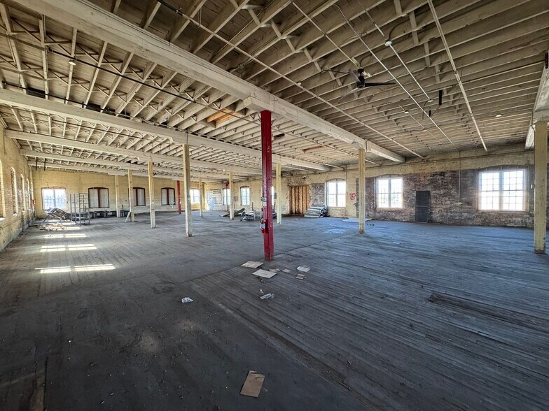 More Photos Of 42 S Brooke St, Fond Du Lac Industrial For Sale