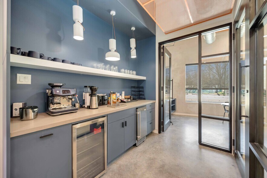 More Photos Of 5214 Harrisburg Blvd, Houston Office For Lease