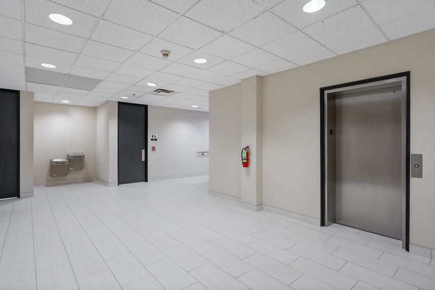 More Photos Of 3410 Midcourt Rd, Carrollton Showroom For Lease