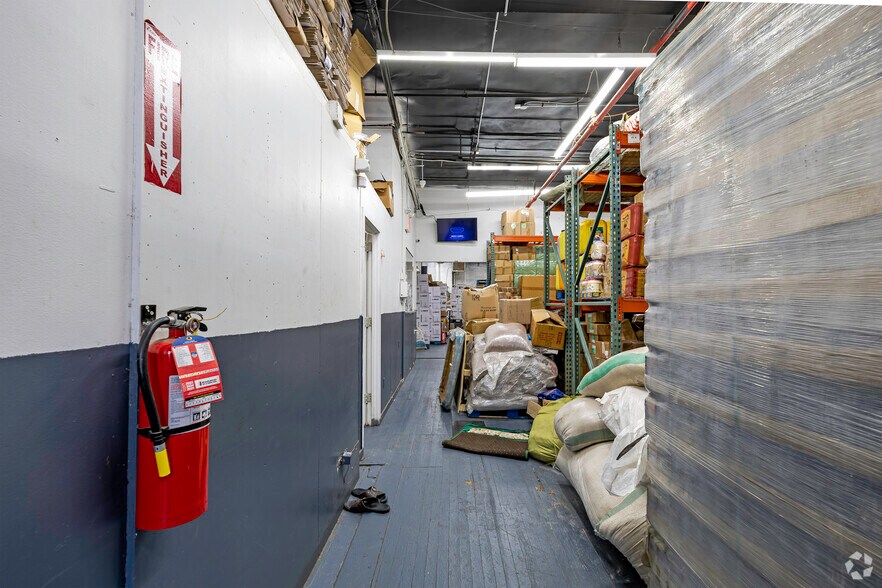 More Photos Of 830 Barry St, Bronx Warehouse For Lease