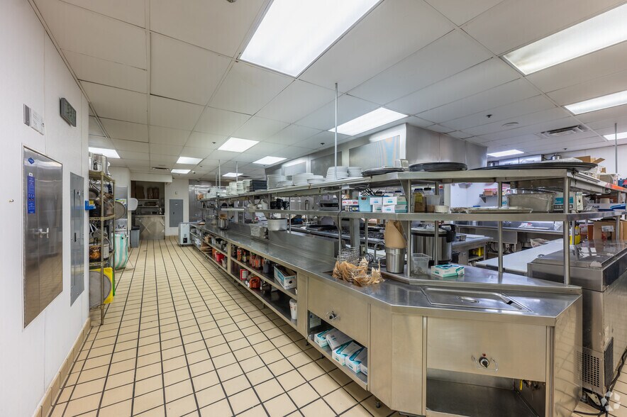 More Photos Of 2827 Paradise Rd, Las Vegas Health Club For Sale