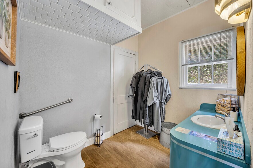 More Photos Of 808 W Abram St, Arlington Freestanding For Sale