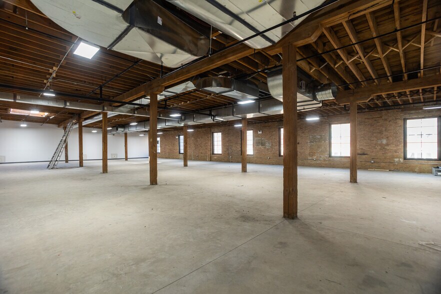 More Photos Of 2145 W Grand Ave, Chicago Showroom For Lease