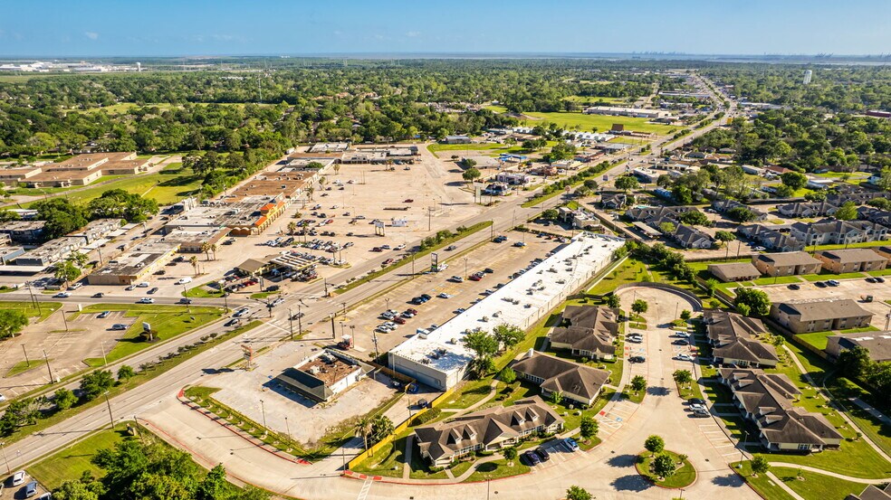 More Photos Of 2215-2321 N Alexander Dr, Baytown Storefront For Sale