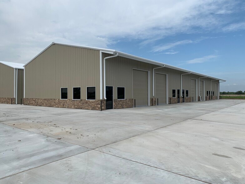 More Photos Of 9210 Highway 36, Needville Showroom For Lease