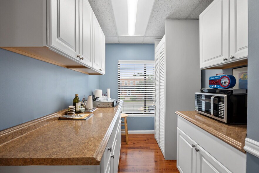 More Photos Of 101 Chestnut St, Gaithersburg Office For Sale