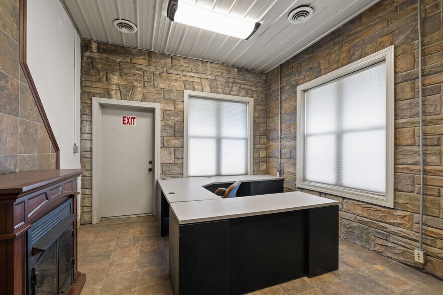 More Photos Of 922 W Fourth St, Mansfield Warehouse For Lease