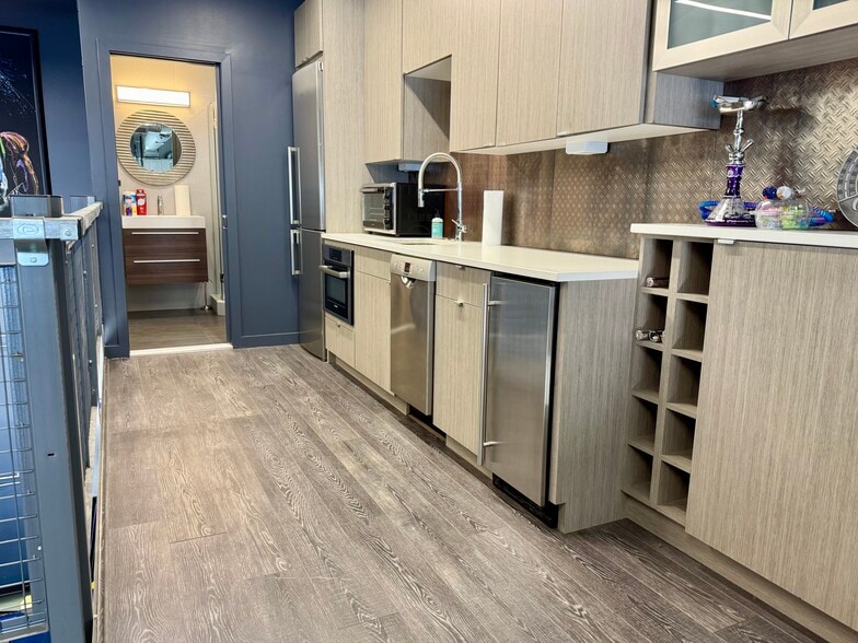 More Photos Of 48 Pit Ln, Pontiac Parking Garage For Sale