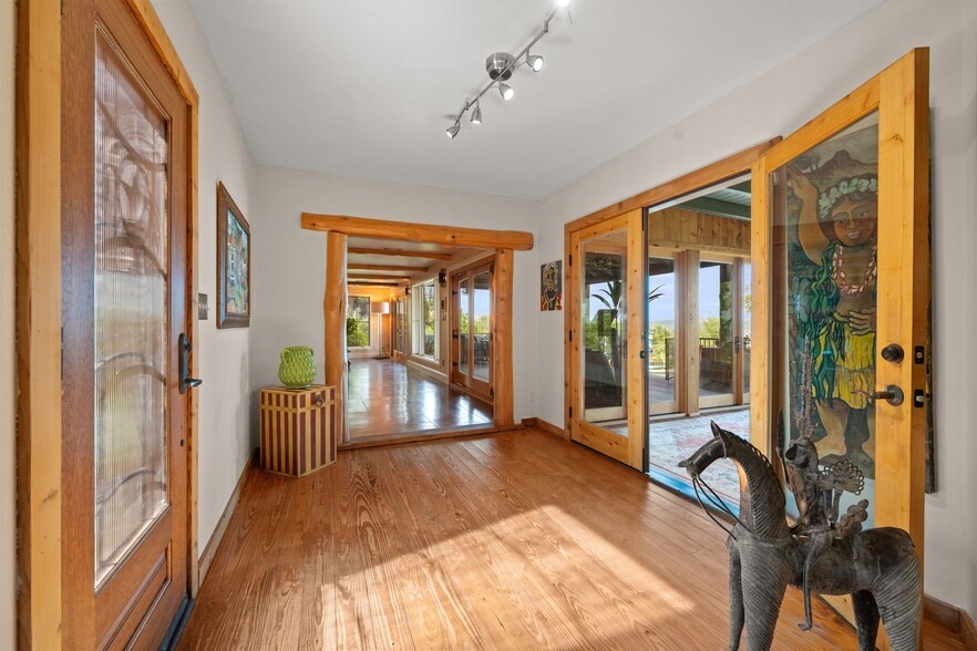 More Photos Of 3911 Lago Vista Dr, Austin Apartments For Sale