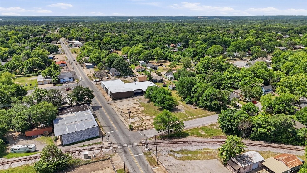 More Photos Of 613 S Armstrong Ave, Denison Warehouse For Sale