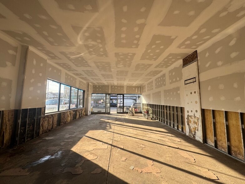 More Photos Of 12 Northern Blvd, Great Neck Storefront For Sale
