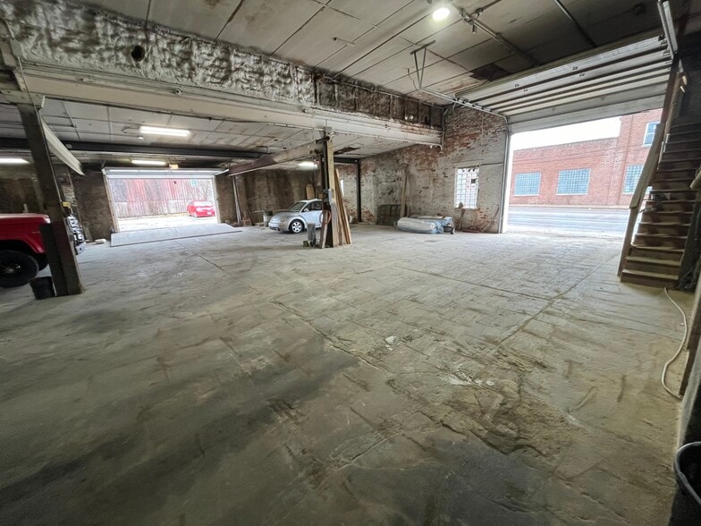 More Photos Of 801 E Cass St, Joliet Warehouse For Lease