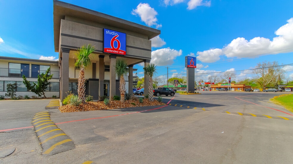 More Photos Of 110 E Highway 6, Alvin Hotel For Sale