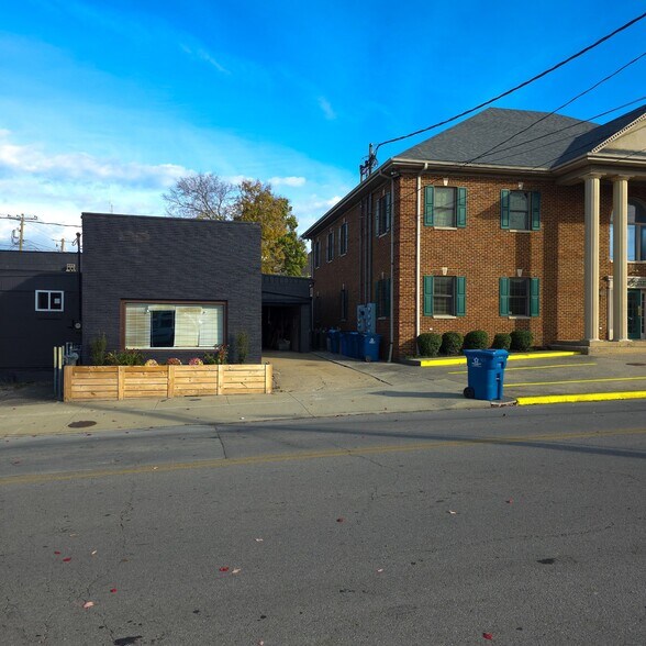 More Photos Of 443 W Walnut St, Danville Storefront For Lease