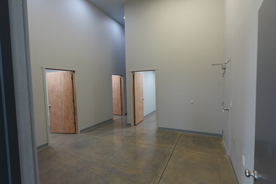 More Photos Of 6010-6012 E Trent Ave, Spokane Showroom For Lease
