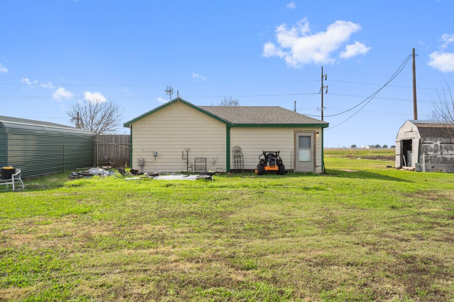 More Photos Of 2225 S State Highway 95, Taylor Freestanding For Lease