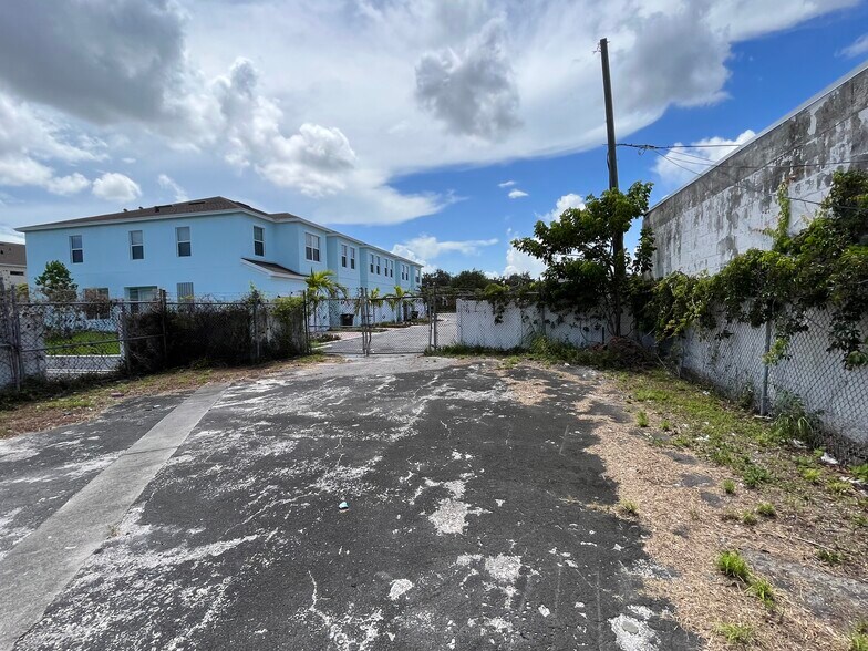 More Photos Of 1917 N Dixie Hwy, West Palm Beach Storefront Retail Office For Lease