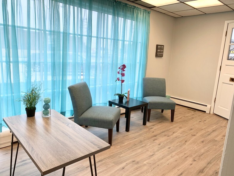 More Photos Of 5508 S Brainard Ave, Countryside Apartments For Lease