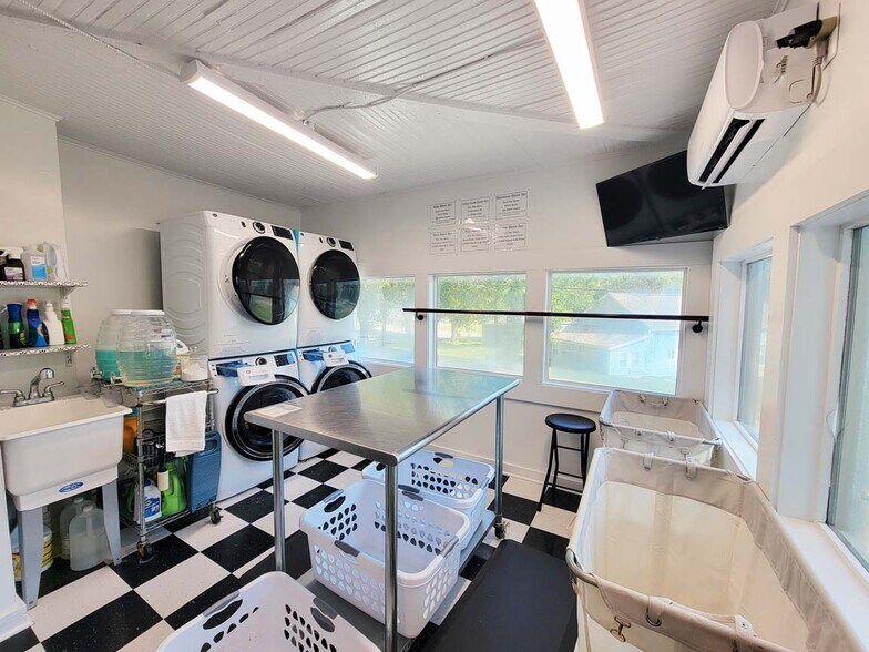 More Photos Of 110 Mc Lean Ave, Cotter Hotel For Sale