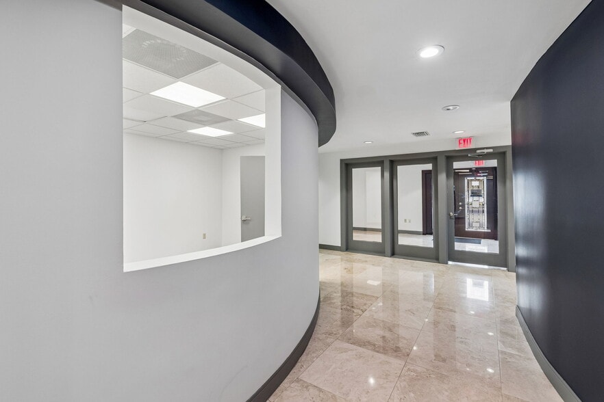 More Photos Of 13940 N Dale Mabry, Tampa Office For Sale
