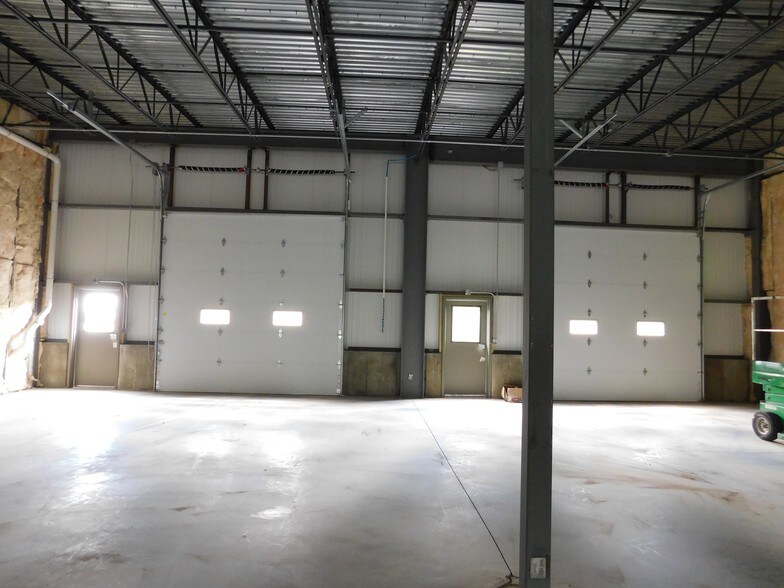 More Photos Of 4 Candy Ln, Hudson Warehouse For Lease