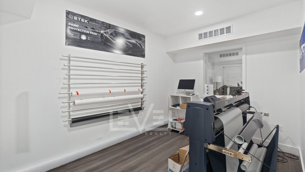 More Photos Of 3472 NE 5th Ave, Oakland Park Showroom For Lease