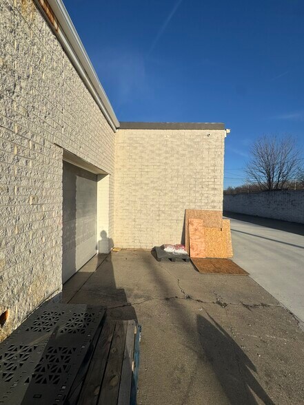 More Photos Of 13425 Snow Rd, Brook Park Freestanding For Lease