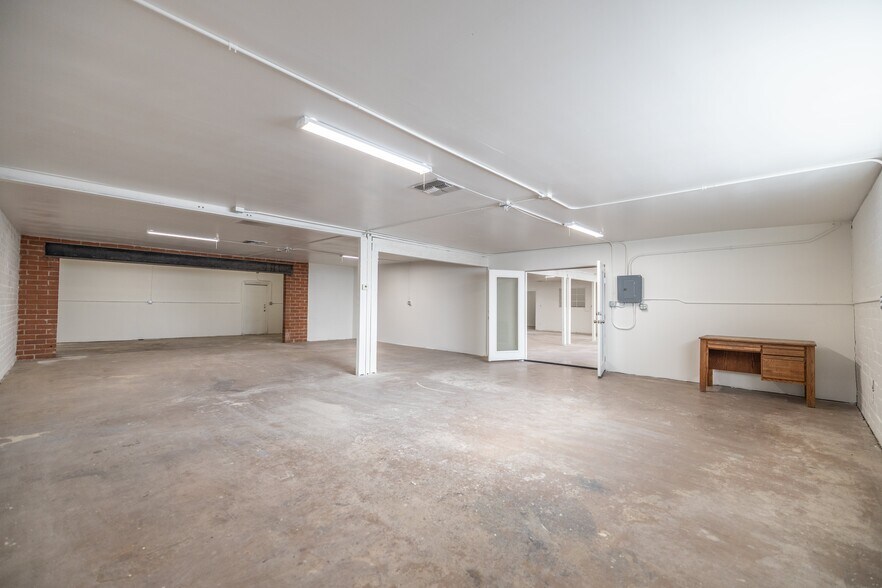More Photos Of 2423 W Campbell Ave, Phoenix Warehouse For Lease