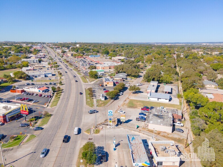 More Photos Of 210 Rosewood Dr, Universal City Freestanding For Sale