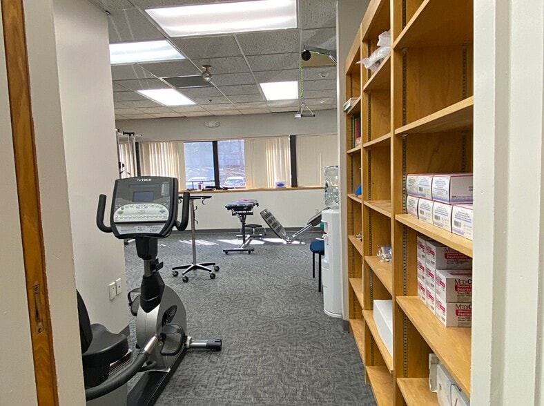 More Photos Of 20 Pondmeadow Dr, Reading Medical For Sale