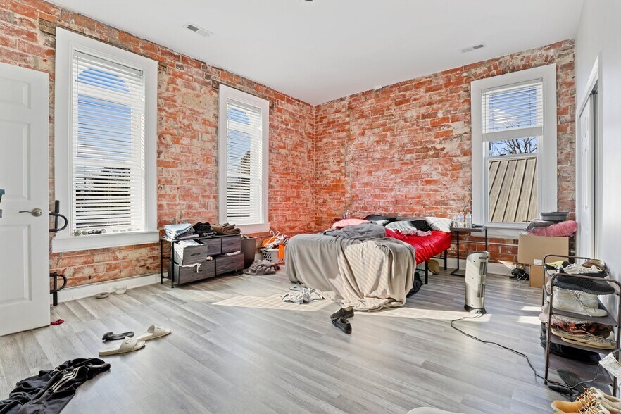 More Photos Of 14 W Depot St, Pataskala Showroom For Sale