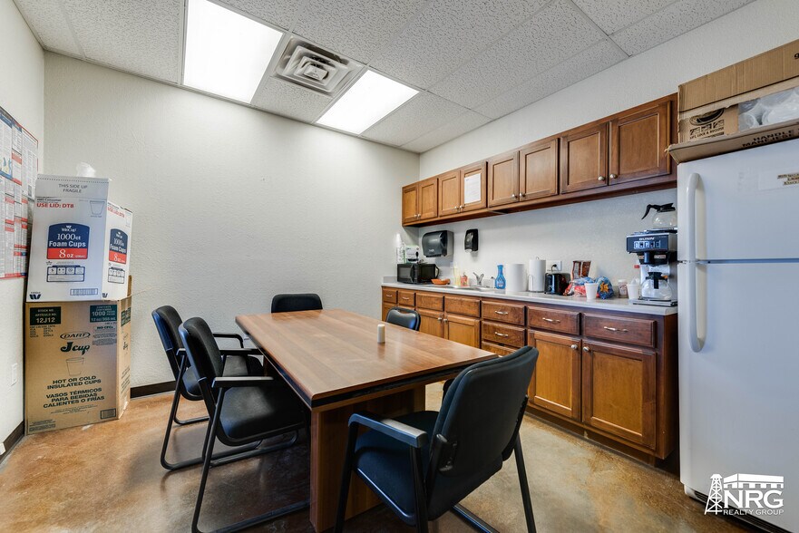 More Photos Of 801 NW 9th St, Andrews Warehouse For Sale