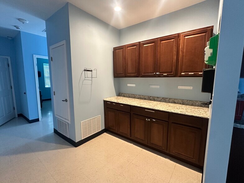 More Photos Of 200 W College Ave, Devine Medical For Sale