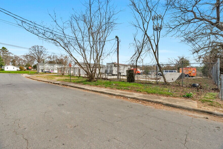 More Photos Of 2215 West Blvd, Charlotte Freestanding For Lease
