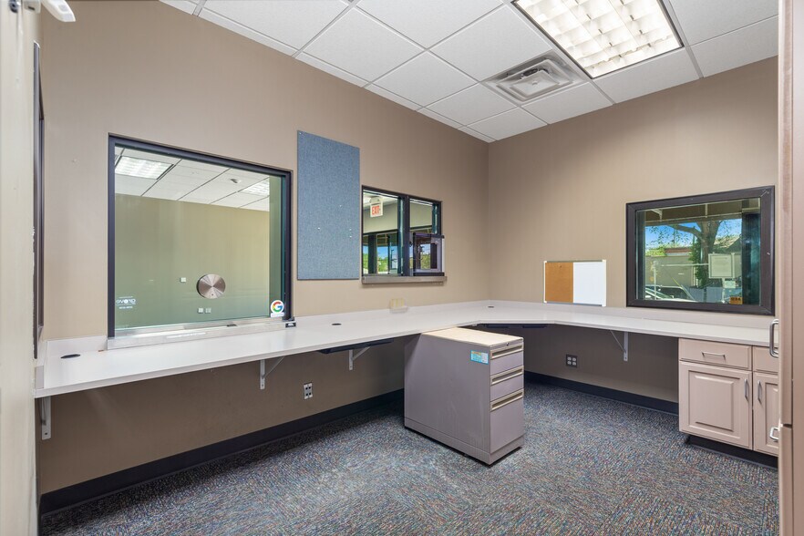 More Photos Of 212 S Main St, Grove Office For Sale